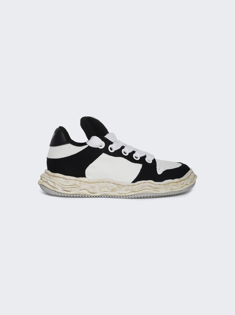 LOW TOP SNEAKERS A13FW725_BLACK AND WHITE_01.jpg