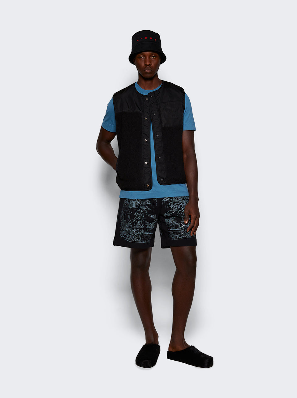 BM01821YFZ001_Black_02.jpg