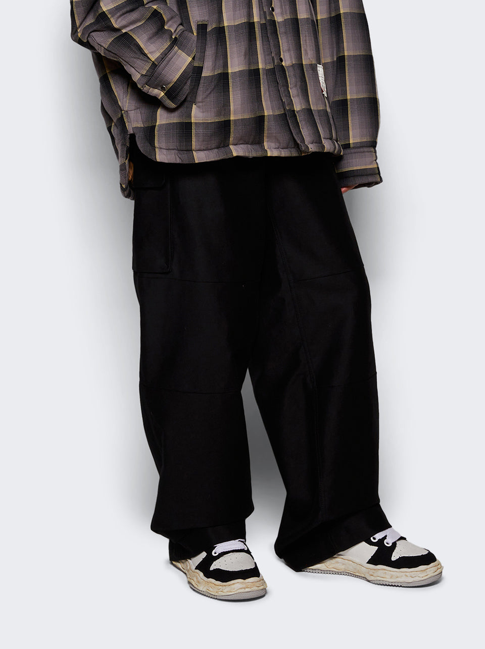 LOW TOP SNEAKERS A13FW725_BLACK AND WHITE_02.jpg