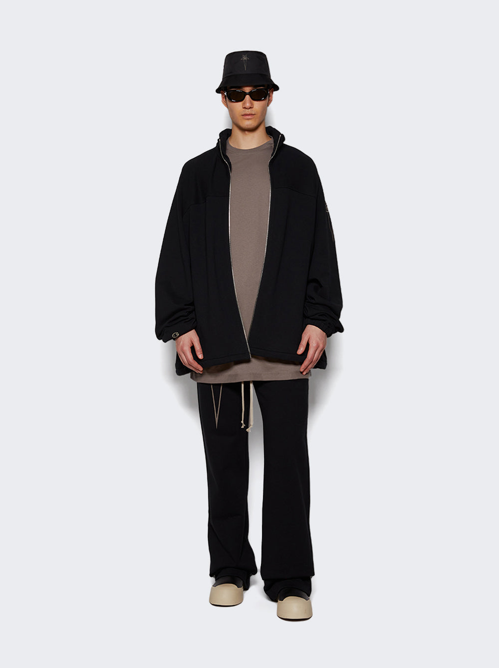CM01D0467 CHFE_Black_02.jpg