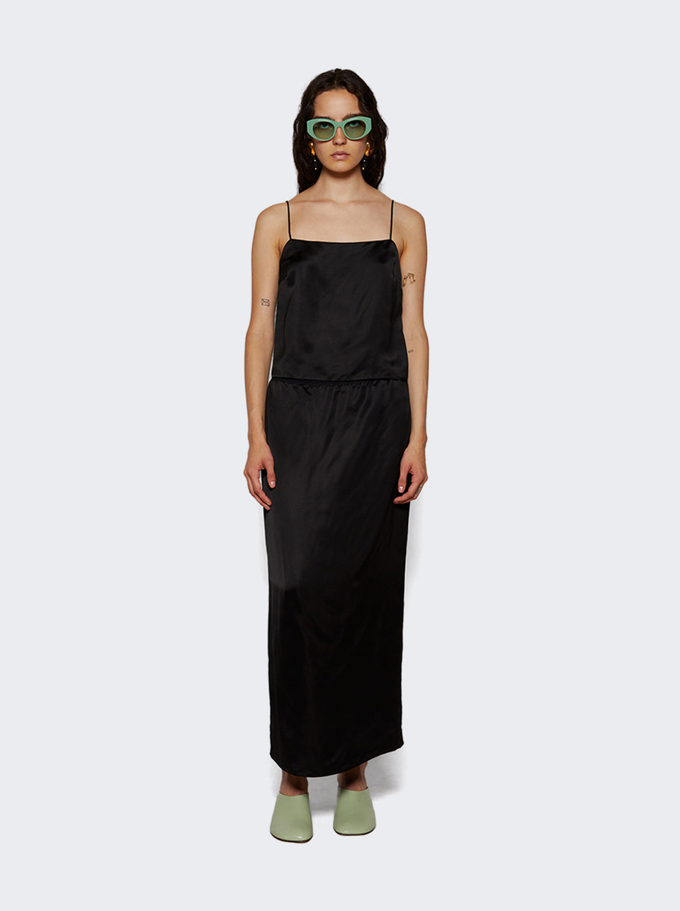 W2206R17_Black_02.jpg