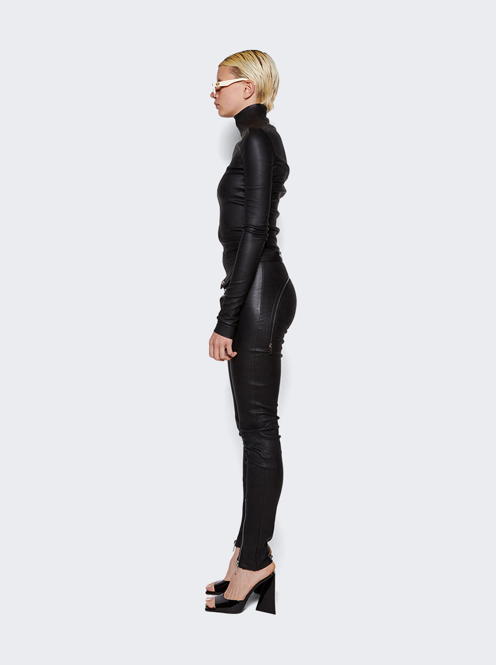 RP02C1569 LS_Black_04.jpg