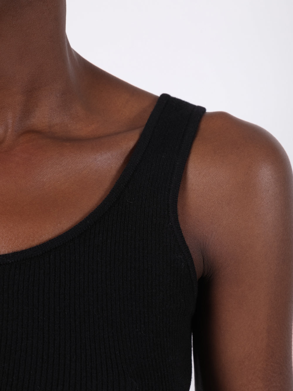 8202BCM-ESSN FINE_Black_05.jpg