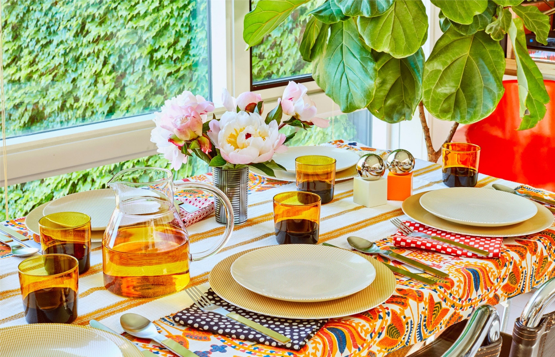ICHENDORF MILANO Short Caipirinha Jug – Amber and Black Water Glasses – VALERIE OBJECTS 16 Piece Brass Cutlery Set – Sculptural Salt and Pepper Mills – NON SANS RAISON Eye Light Presentation Plate – Eye Light Dinner Plate ICHENDORF MILANO Short Caipirinha Jug – Amber and Black Water Glasses – VALERIE OBJECTS 16 Piece Brass Cutlery Set – Sculptural Salt and Pepper Mills – NON SANS RAISON Eye Light Presentation Plate – Eye Light Dinner Plate